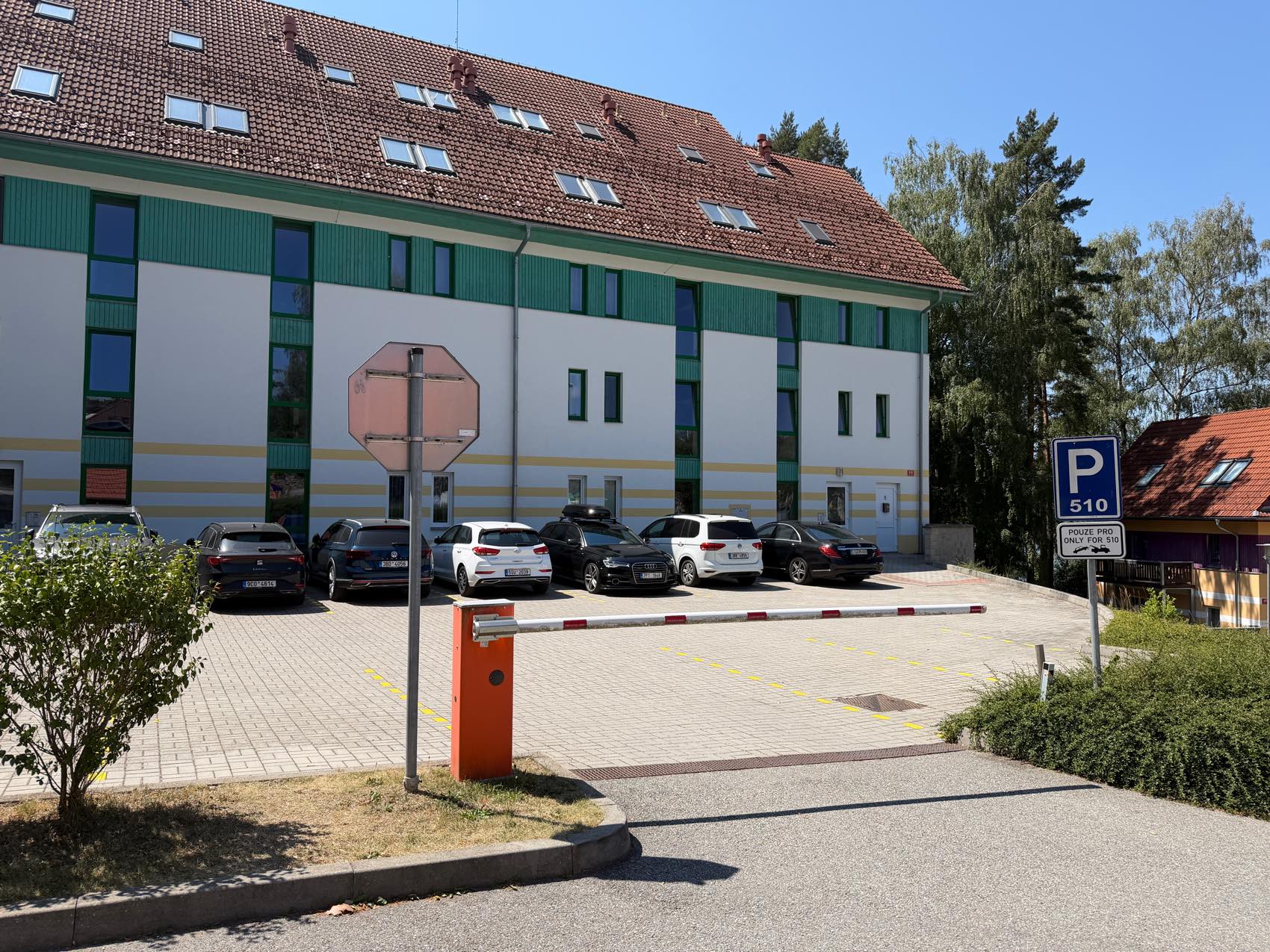 Parkovací místo u domu se závorou
